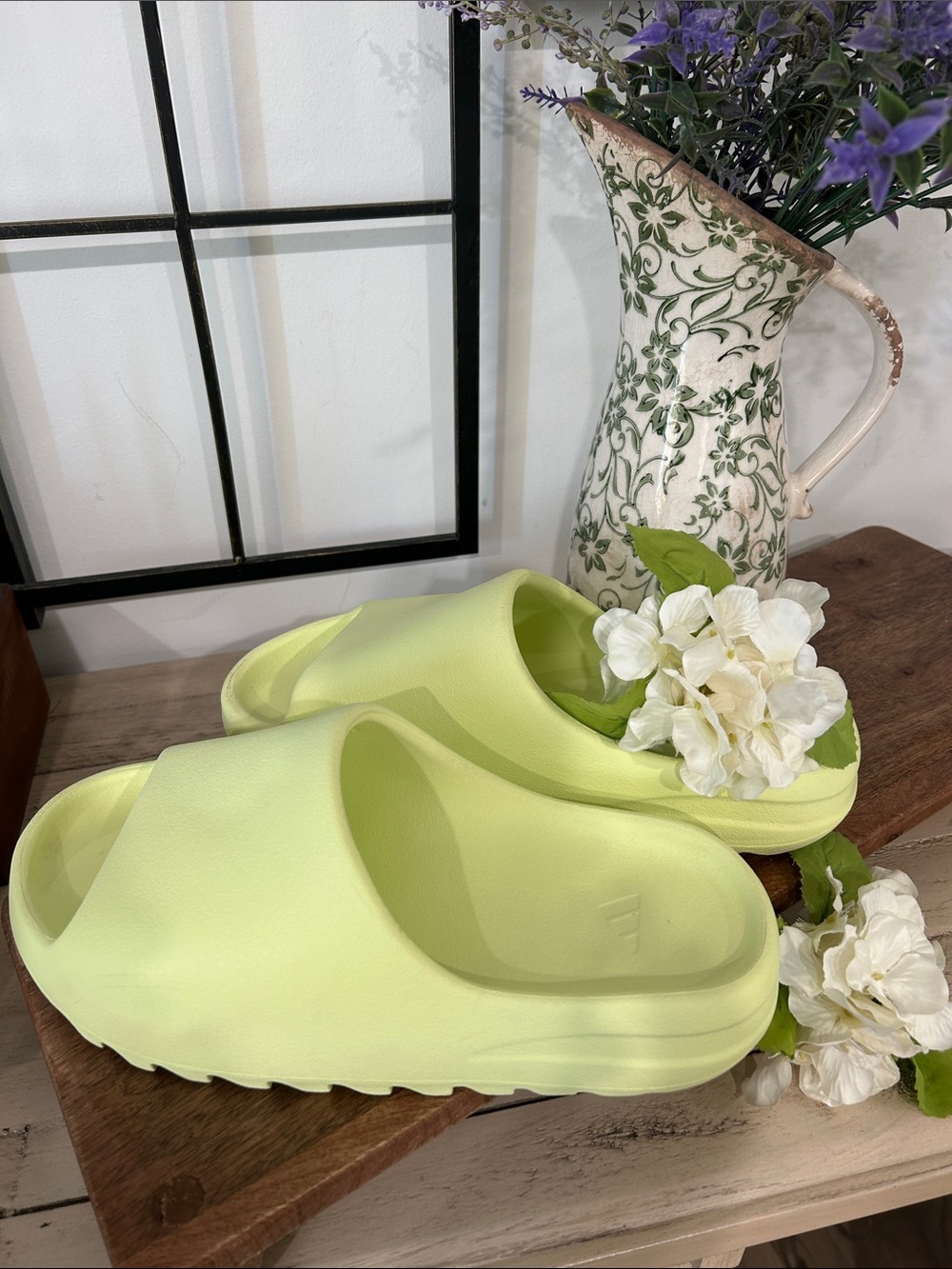 Women’s Slide Sandals in Light Lime